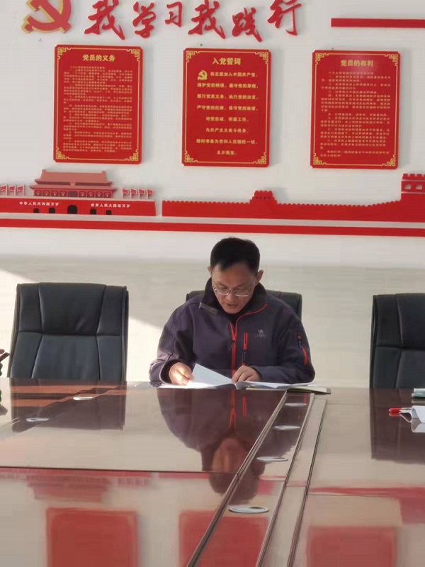 支部书记李晓锋带领学习.jpg
